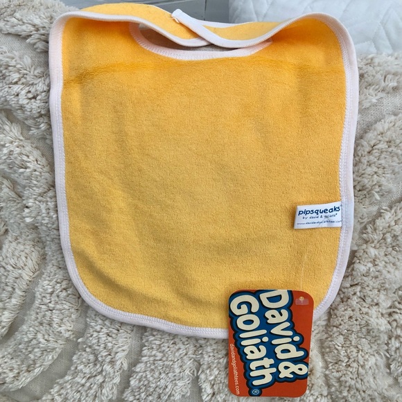 David & Goliath Baby Toddler Bib PEAS ON EARTH Unisex, NWT - Picture 3 of 7